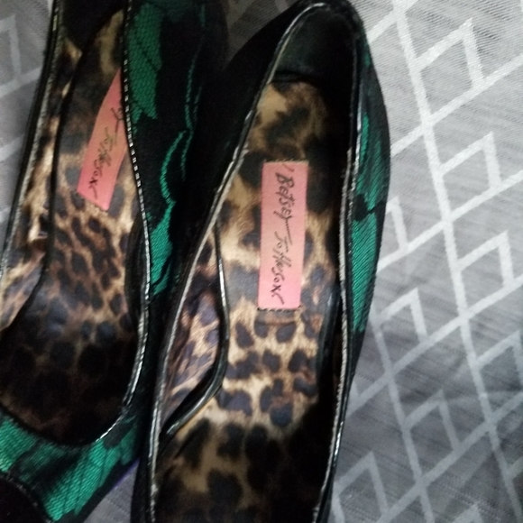 Betsey Johnson platform peep toe heels - Picture 3 of 5